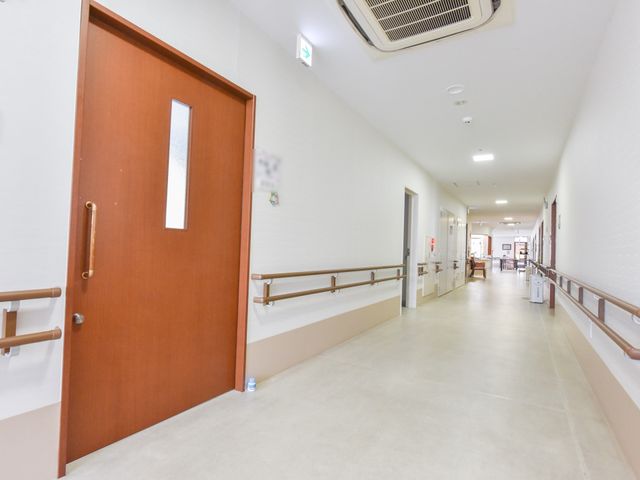 清潔な廊下の一部 通路 ゆったりとした廊下は明るく清潔感があり、手すりも完備しており安心です。働く環境として快適な場所です。