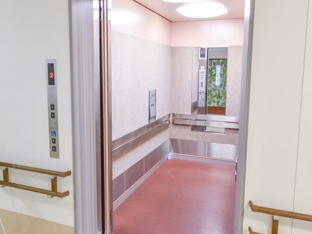 広々としたエレベーター エレベーター 手すりが付いた広く開放的なエレベーターです。利用者の移動がより安全で快適に行えるように設計されています。