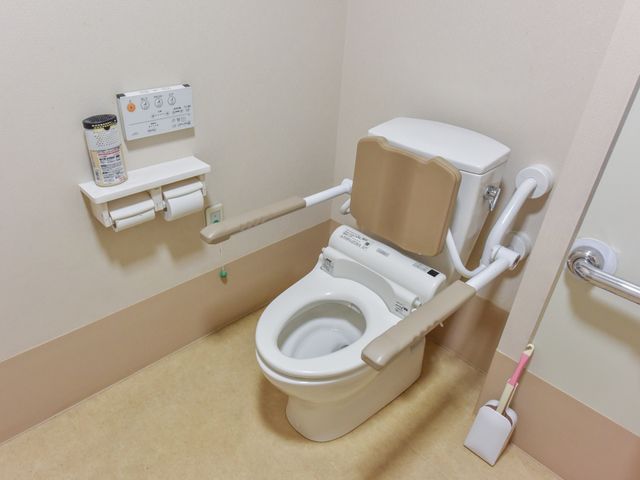 バリアフリートイレ トイレ 安全かつ使いやすいデザインのトイレです。手すりやボタン操作が施され、快適にお使いいただけます。