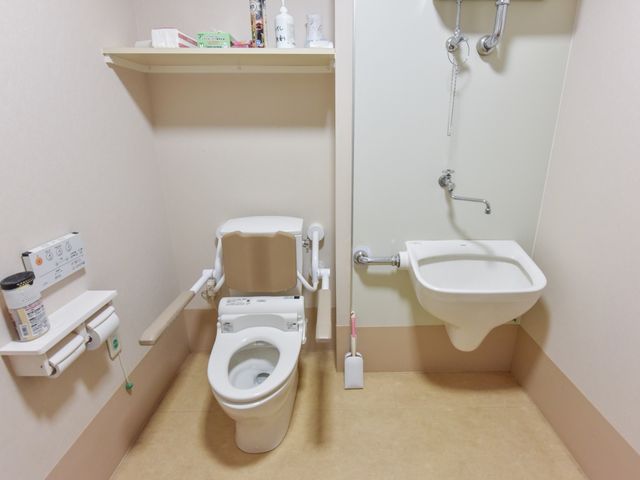 バリアフリートイレ トイレ 手すりや安全装置を備えた清潔なトイレです。ご利用者の安心と快適さを考えた配慮が行き届いています。