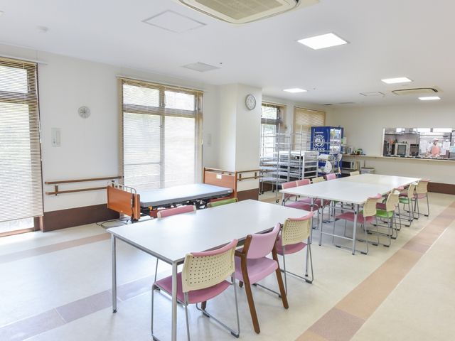 広々とした明るい食堂 食堂 清潔感のあふれる食堂で、心地よい食事の時間をサポートします。座りやすい椅子と使い勝手の良いテーブルが配置され、居心地の良い空間となっています。