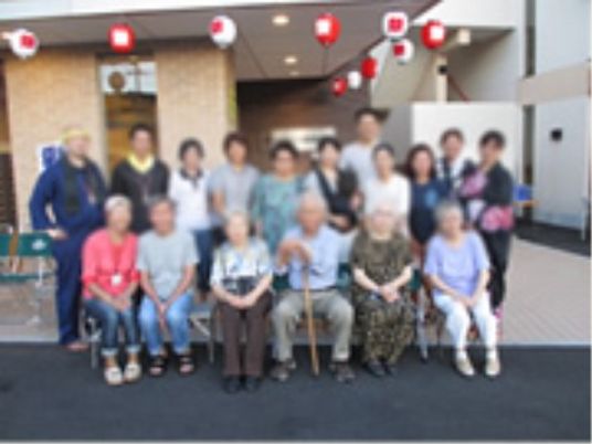 集合する人々の笑顔