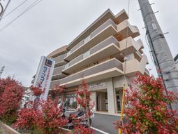 多階層の建物の外観