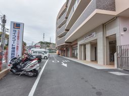 明るい外観の建物エントランス