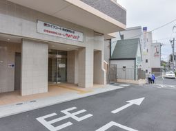 エントランスの明るい建物