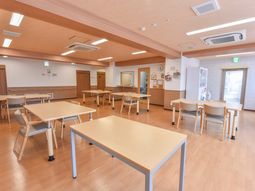 暖色系の照明の食堂