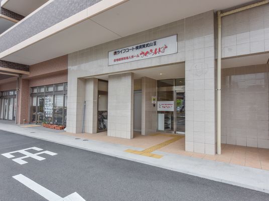 清潔感のある明るいエントランス