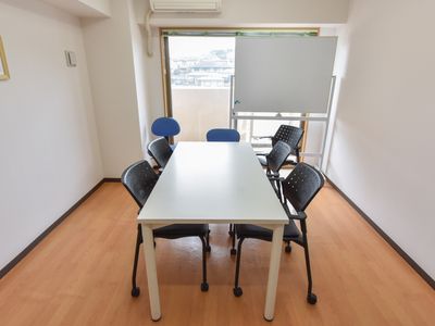 会議室のテーブルと椅子