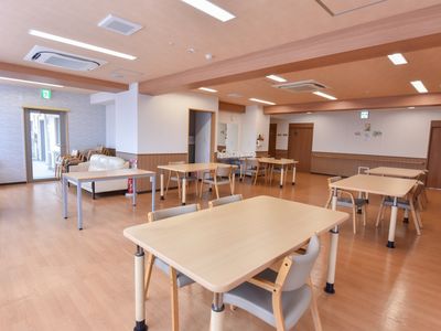 広々とした明るい食堂