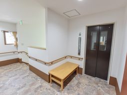 廊下の手すりとベンチ