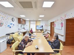 多目的室で過ごす人々