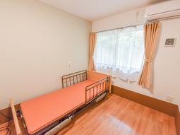 明るい個室の居室