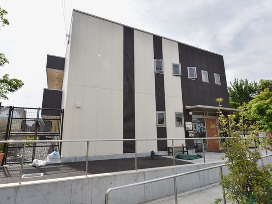 モダンな外観の建物