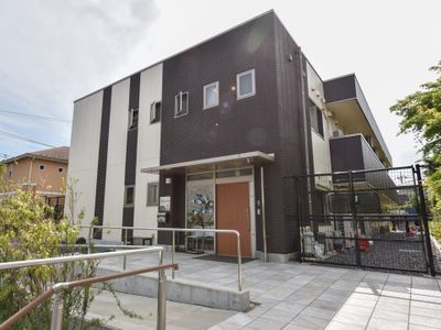 現代的な外観の建物