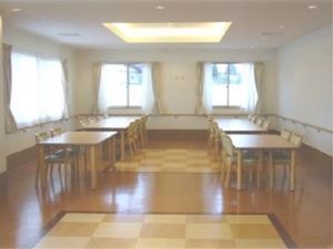 広々とした明るい食堂