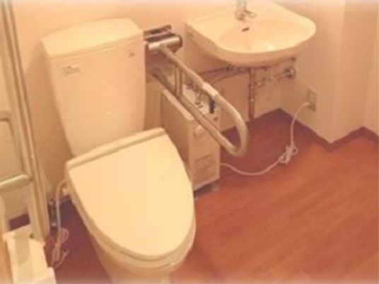 バリアフリー設計のトイレ