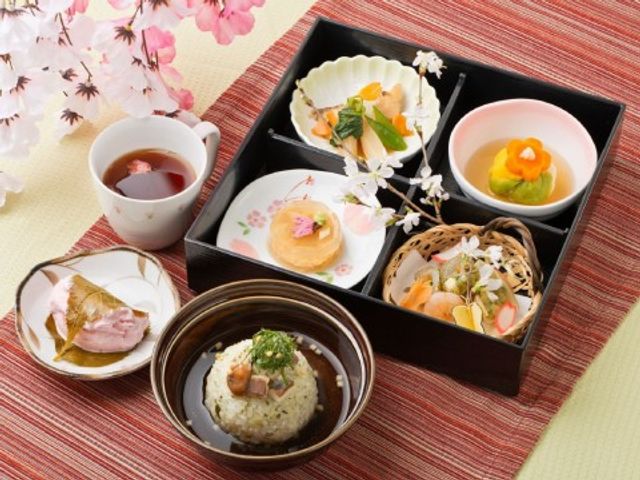 彩り豊かな和食膳 お食事 季節の移り変わりを映し出す彩り鮮やかな料理を提供しており、目にも舌にも満足いただけます。
