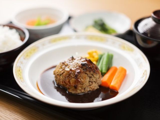 和風ハンバーグと副菜 お食事2 栄養バランスを考えた和風ハンバーグの食事です。彩り豊かな副菜と共に、お食事の時間も楽しみの一つになります。