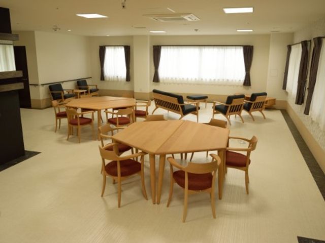 明るい共用スペースの様子 食堂 広々とした明るいダイニングエリアです。食事やお茶を通じて、利用者同士のコミュニケーションも楽しめる空間となっています。