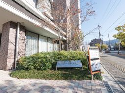 緑豊かな建物前景