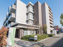 明るい外観の建物