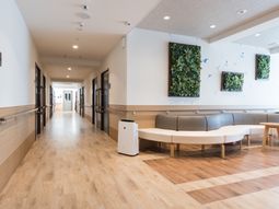 明るい廊下と待合スペース