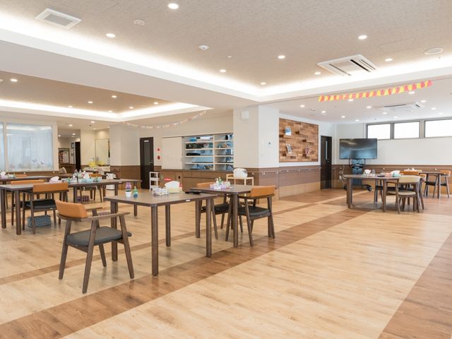 広々とした明るい食堂 リビング  ゆとりのある食堂では、テーブルを囲みながら温かなひとときを過ごすことができます。木の温もりあふれる空間で、共に笑顔が生まれる場所です。