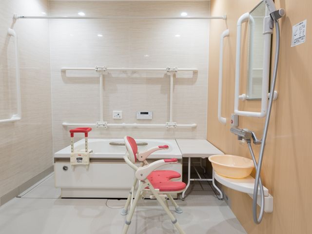 バリアフリー設計の浴室 浴室  安全と使いやすさを考えた浴室では、手すりや高さ調整が可能なシャワーシートを備えており、快適にご利用いただけます。