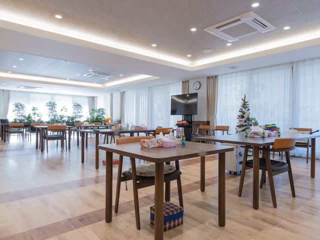 光あふれる共有ダイニング リビング  ゆったりとしたダイニングで、住人同士の交流が育まれる空間です。明るく開放的な雰囲気があり、共に食事のひとときを楽しめます。