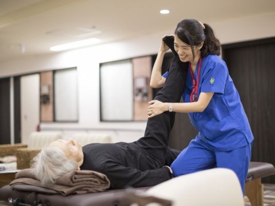 笑顔で介助するスタッフ