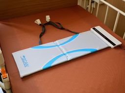 移乗サポート器具が置かれたベッド