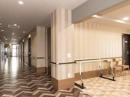 廊下の洗練された内装