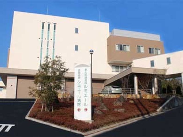 入口前の建物外観 外観 入口前には緑が配置され、訪れる方に安らぎを与えています。