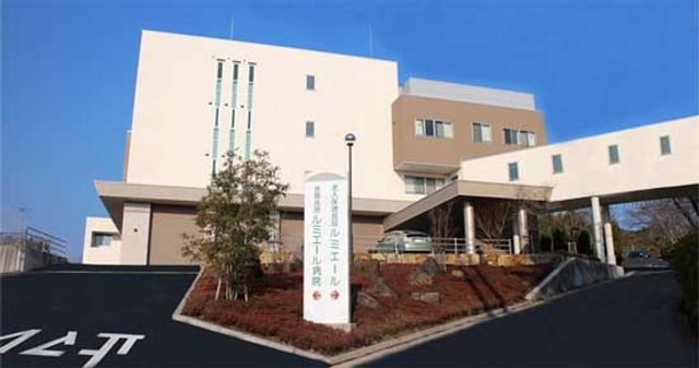 入口前の建物外観 外観 入口前には緑が配置され、訪れる方に安らぎを与えています。