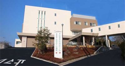 入口前の建物外観