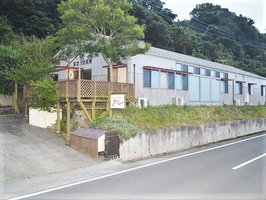 緑に囲まれた施設外観