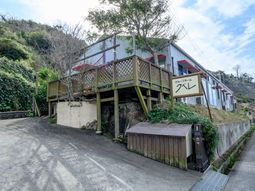 山あいの建物エクステリア