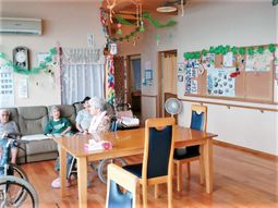 明るい居心地のラウンジ