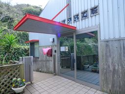 緑に囲まれたエントランス