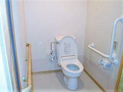 手すり付き清潔なトイレ