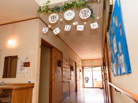 温かみのある廊下の風景