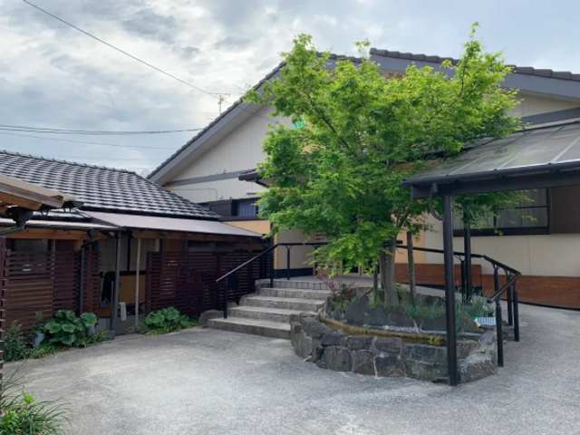 自然に囲まれた職場 外観 緑豊かな環境の中、ケアのお仕事をしませんか。心地よい環境で、共に成長しましょう。
