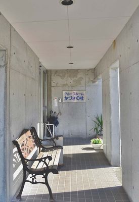 ベンチのある玄関