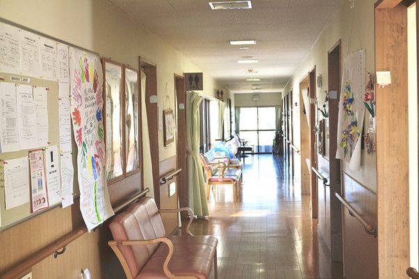 光が差し込む廊下