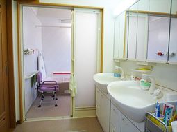 清潔な浴室と洗面台