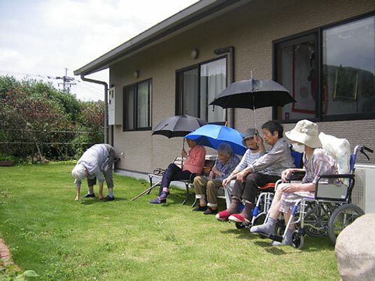 屋外で過ごす高齢者たち