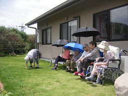 中庭で過ごす人々