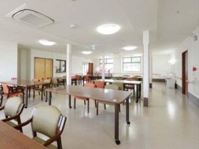 清潔で広々食堂の仕事 食堂 清潔感あふれる食堂で、利用者様の食事サポートをしていただける方を募集しています。