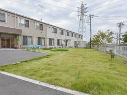 広々とした草地のある建物