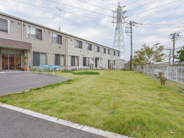 広々とした草地のある建物